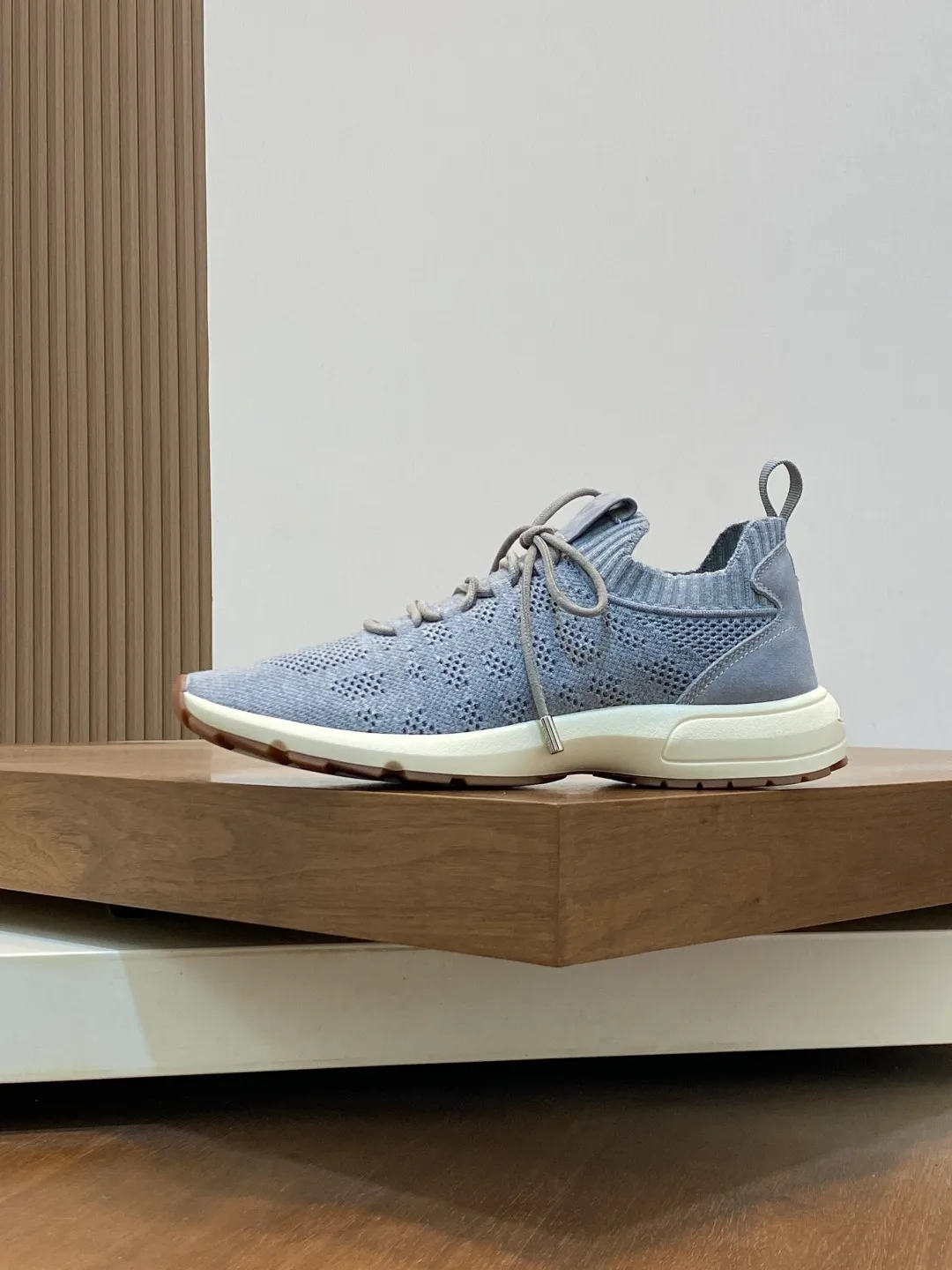 Men's shoes 💰620 Dior's latest men's fashion sneakers. This item draws inspiration from retro jogging shoes. Featuring a thick, low-top design, it features a mesh fabric upper and an ultra-light rubber foam sole. The side is decorated with an embossed "Di~r" logo. Code number: 39-44 (order 38, 45, 46)